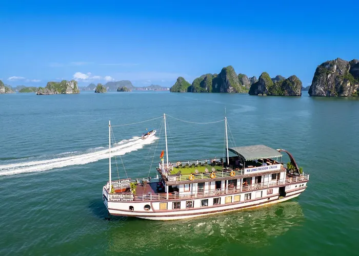 Freedom Cruise Bay - Lan Ha Bay Botel Ha Long