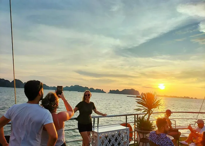 Botel Freedom Cruise Bay - Lan Ha Bay