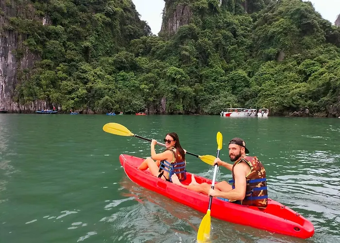 Freedom Cruise Bay - Lan Ha Bay Botel Ha Long