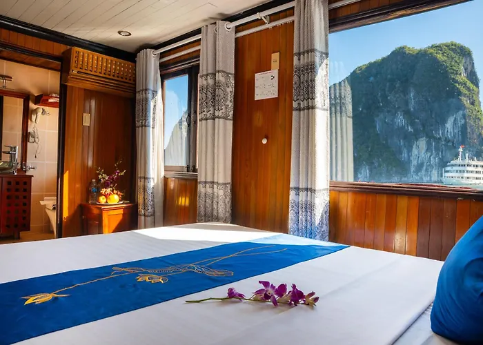 Freedom Cruise Bay - Lan Ha Bay Botel Ha Long