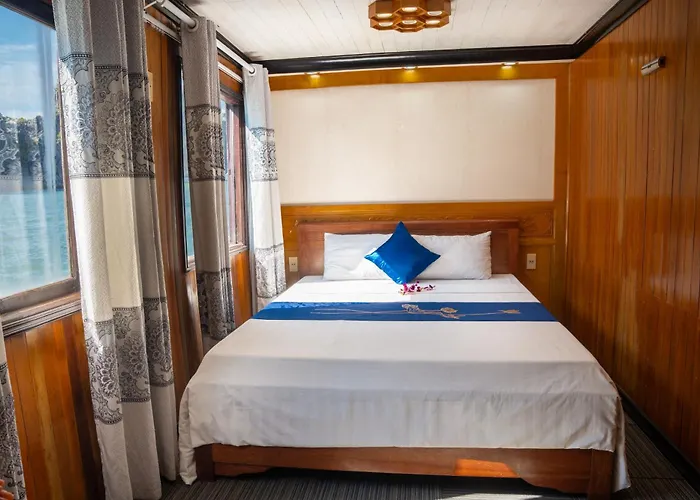 Botel Freedom Cruise Bay - Lan Ha Bay Ha Long